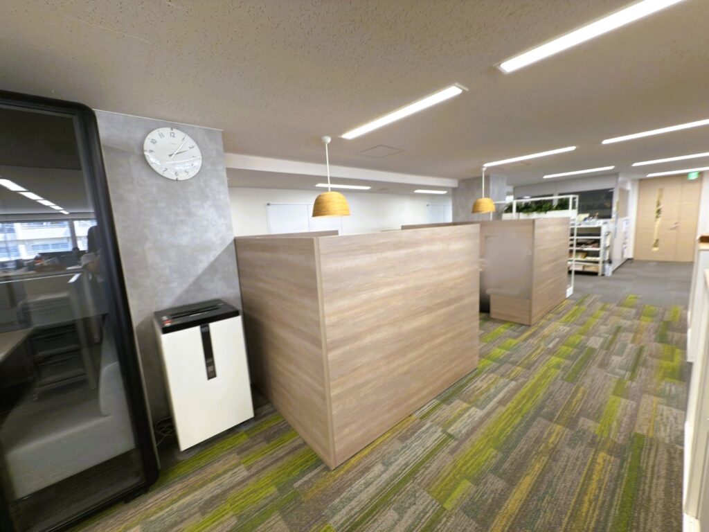 【新宿区居抜き】フォンブース付きでスタイリッシュなオフィスの写真6