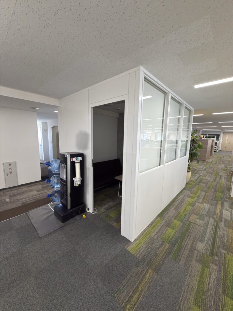 【新宿区居抜き】フォンブース付きでスタイリッシュなオフィスの写真7
