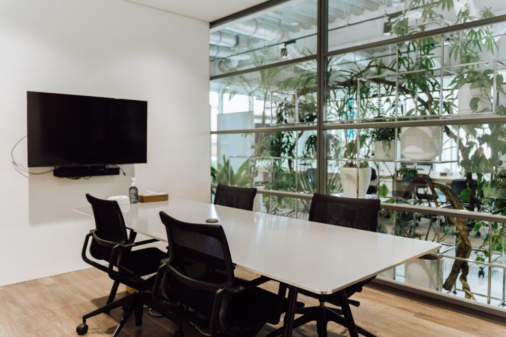 【居抜き 千駄ヶ谷駅5分】フォンブース付き・緑豊かなナチュラルオフィスの写真3