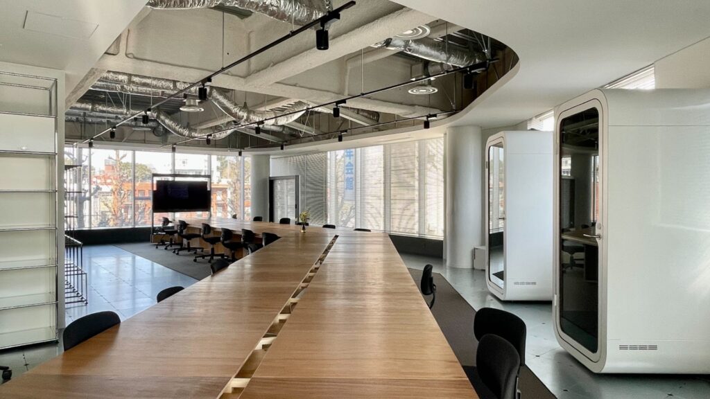 【居抜き 千駄ヶ谷駅5分】フォンブース付き・緑豊かなナチュラルオフィスの写真4