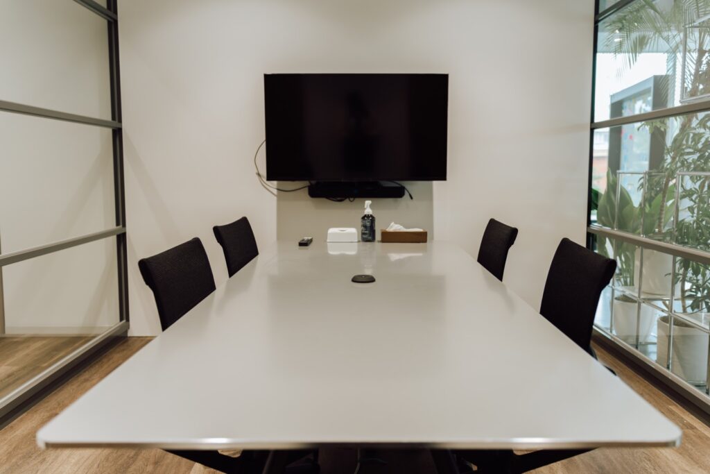 【居抜き 千駄ヶ谷駅5分】フォンブース付き・緑豊かなナチュラルオフィスの写真5