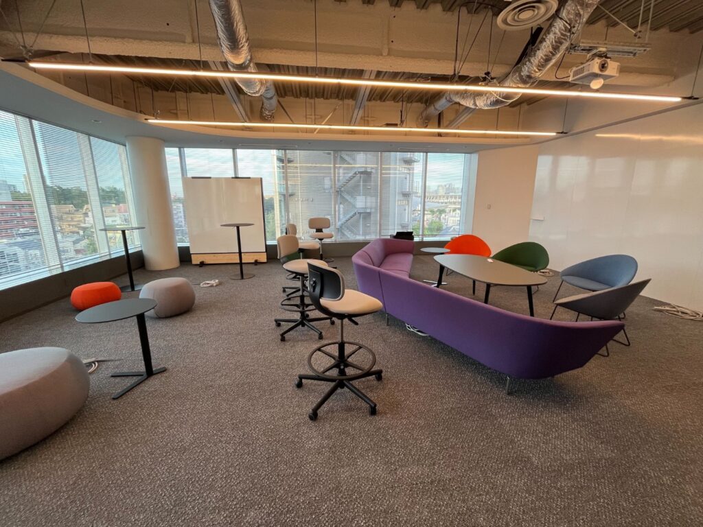 【居抜き 北参道駅徒歩4分】眺望良好・会議室2室完備のデザインオフィスの写真1