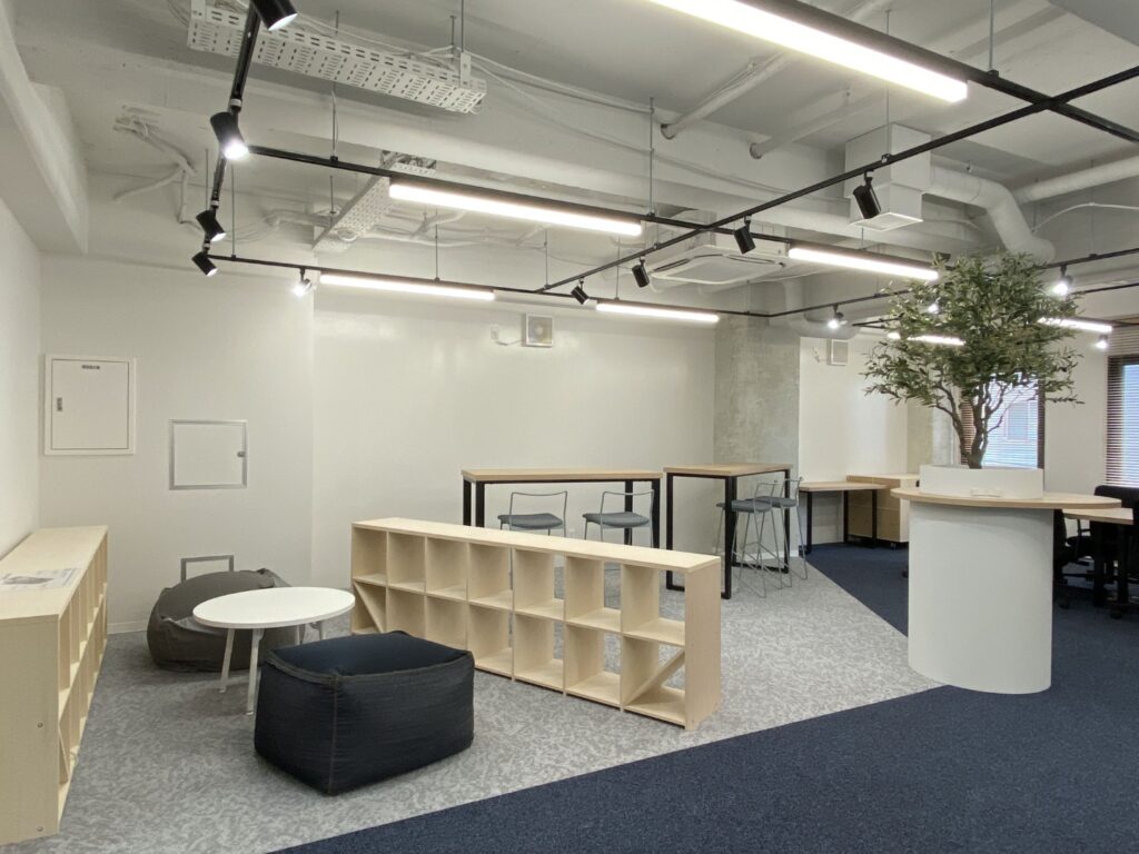 高田馬場駅徒歩3分！家具・シェアラウンジ・会議室完備オフィスの写真3