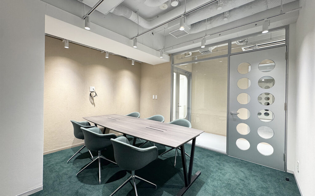 【フルセットアップ 中目黒駅3分】敷金無し！会議室・WEBブース・家具付きオフィスの写真3