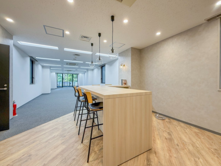 神谷町駅徒歩1分！会議室完備で即入居可能の緑を望むオフィス