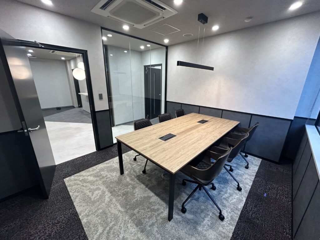 神谷町駅徒歩1分！会議室完備で即入居可能の緑を望むオフィスの写真3