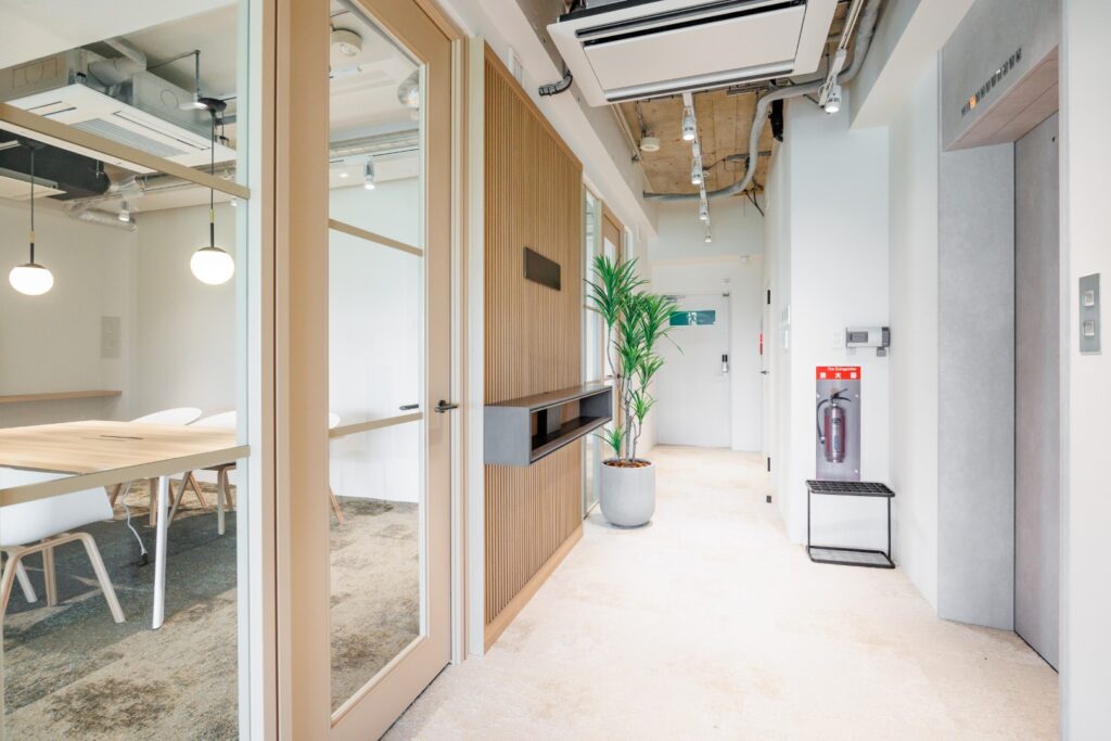 市ヶ谷駅徒歩7分！木目調デザインと会議室完備の快適オフィスの写真1