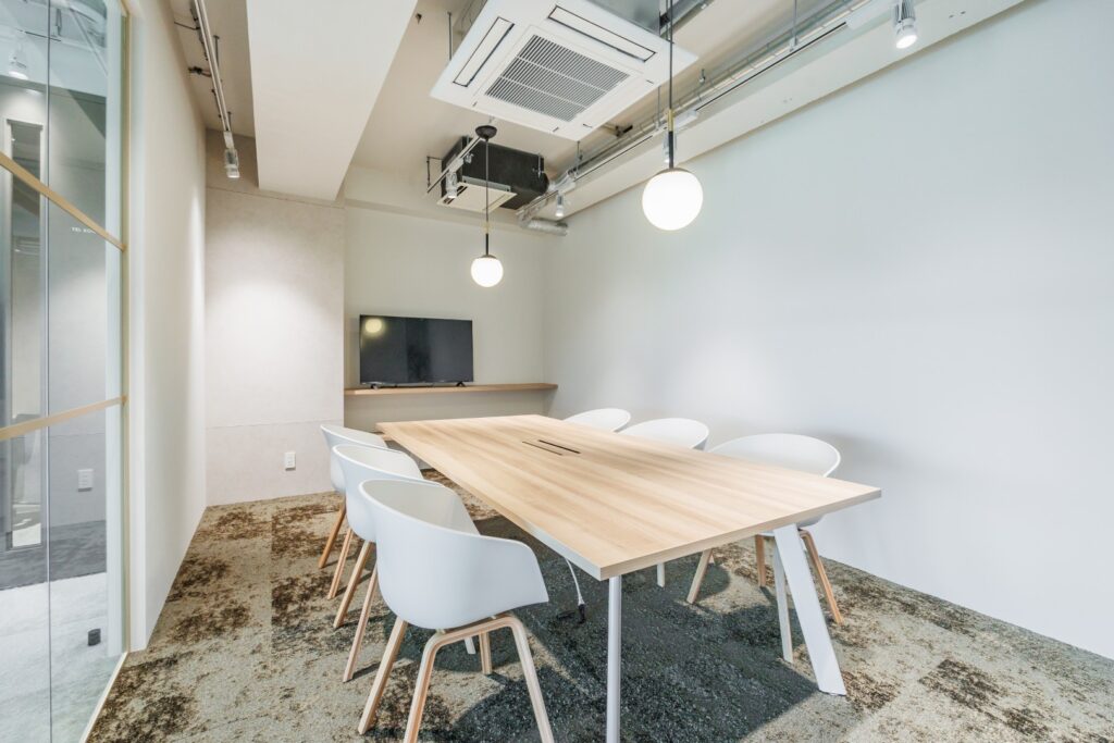 市ヶ谷駅徒歩7分！木目調デザインと会議室完備の快適オフィスの写真3