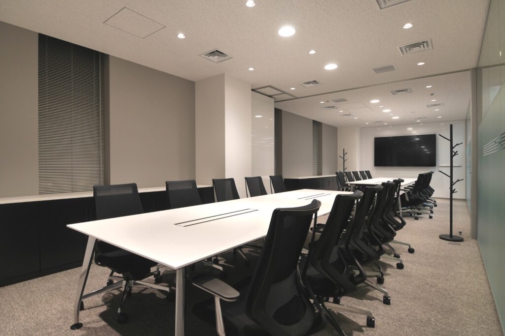 大門駅徒歩2分！会議室2室＆仕切りがしっかりした執務席完備の写真1