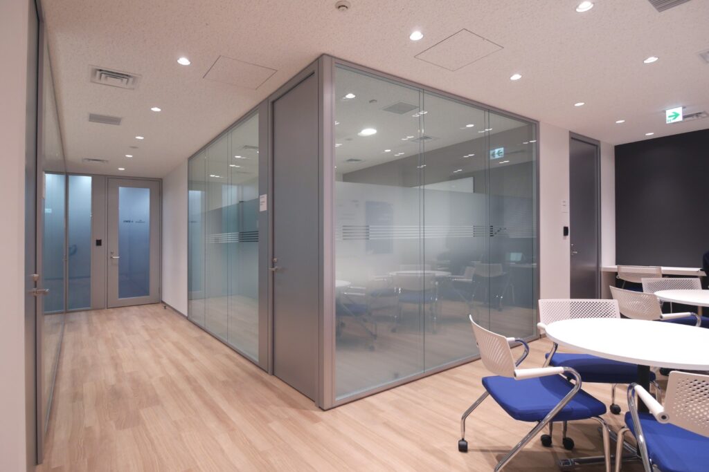 大門駅徒歩2分！会議室2室＆仕切りがしっかりした執務席完備の写真4
