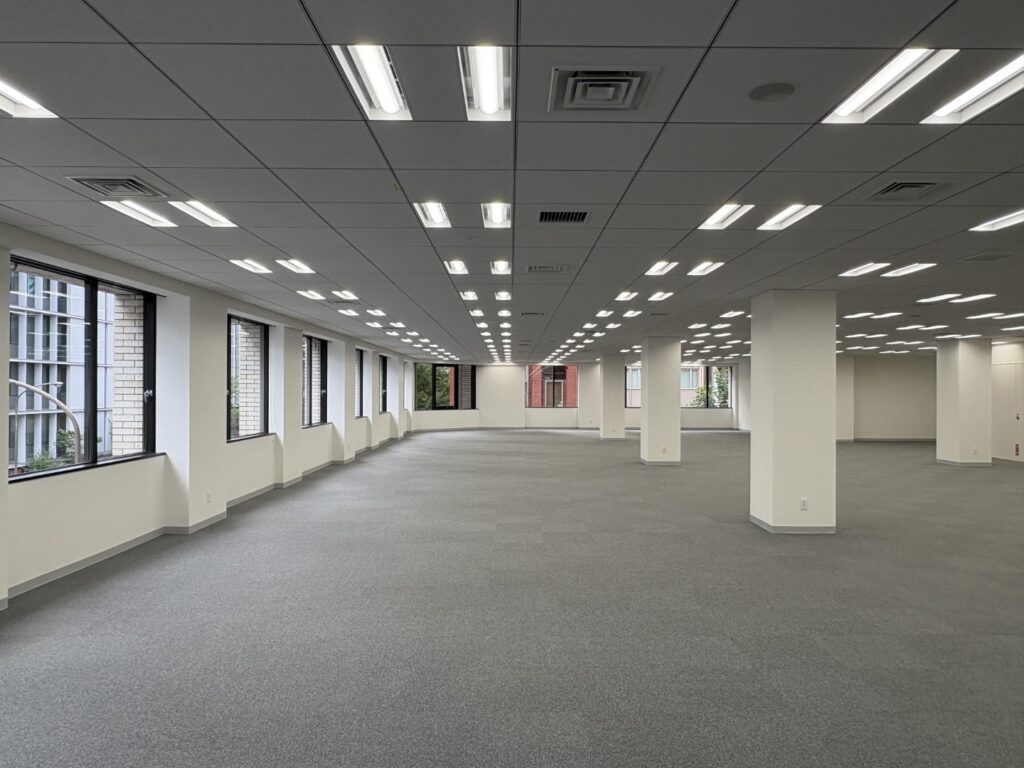 内幸町徒歩5分！視認性高い大通り沿い専用ラウンジ付きオフィスの写真1