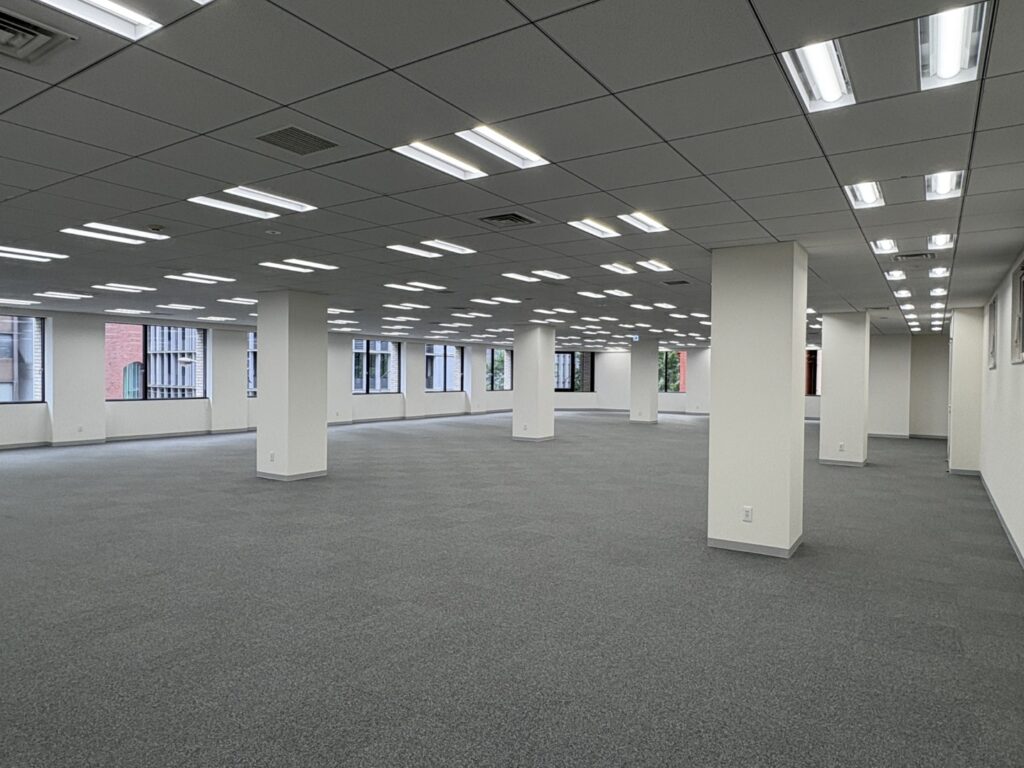 内幸町徒歩5分！視認性高い大通り沿い専用ラウンジ付きオフィスの写真3