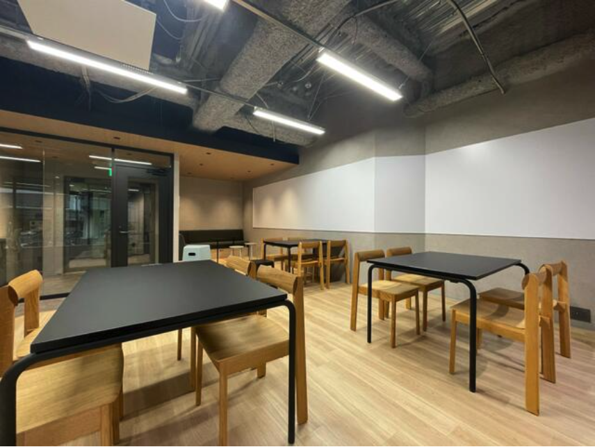 六本木一丁目駅3分&敷金ゼロ相談可!高天井の開放的セットアップの写真3