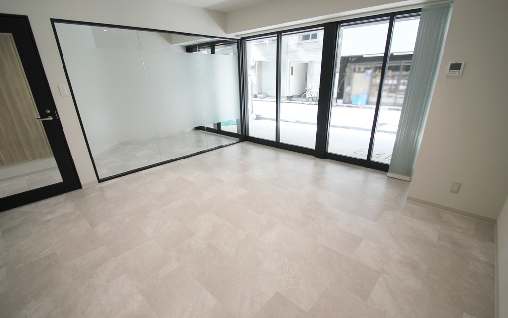 【セットアップ 新宿御苑前駅徒歩1分】自然光豊かなモダンオフィスの写真4