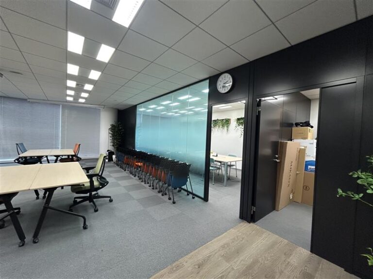 【居抜き 亀戸駅徒歩4分】壁面にグリーン配置のナチュラル空間