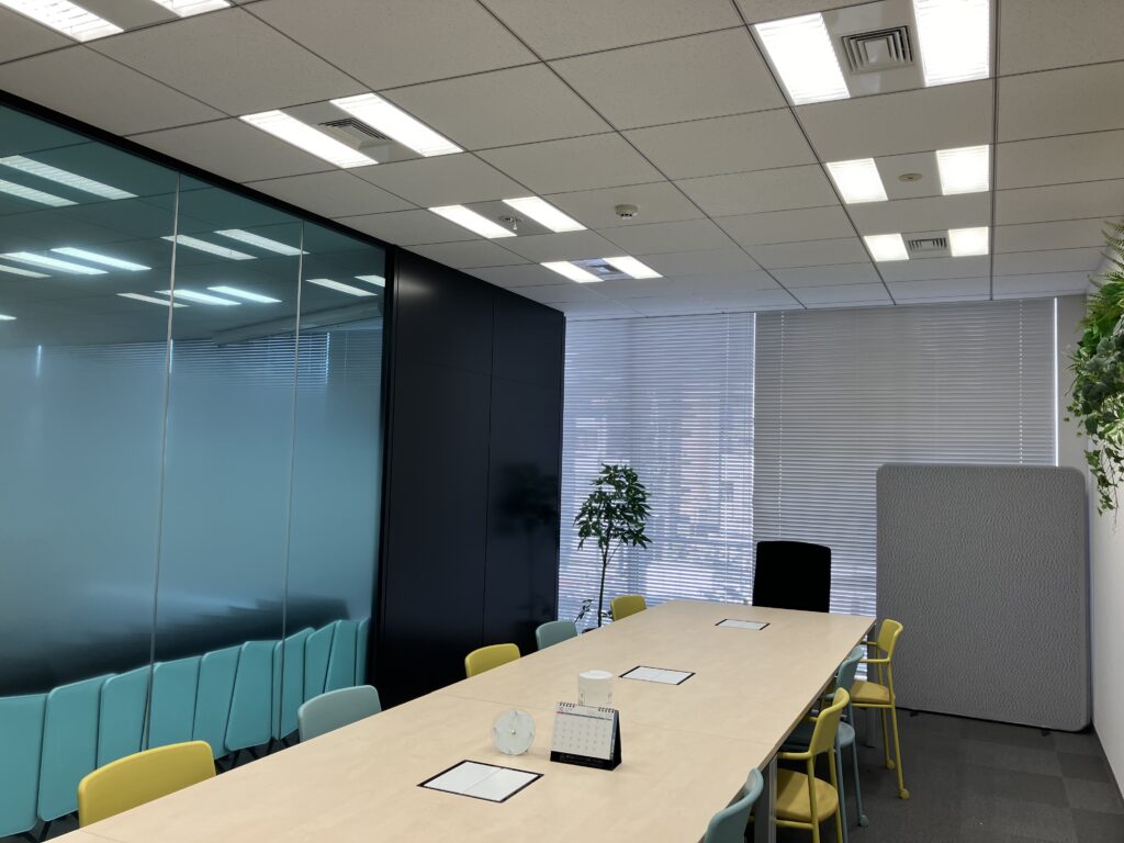 【居抜き 亀戸駅徒歩4分】壁面にグリーン配置のナチュラル空間の写真3