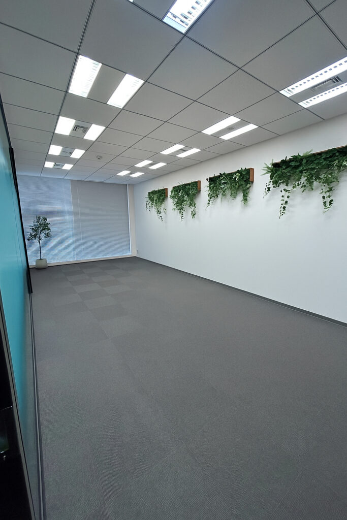 【居抜き 亀戸駅徒歩4分】壁面にグリーン配置のナチュラル空間の写真4