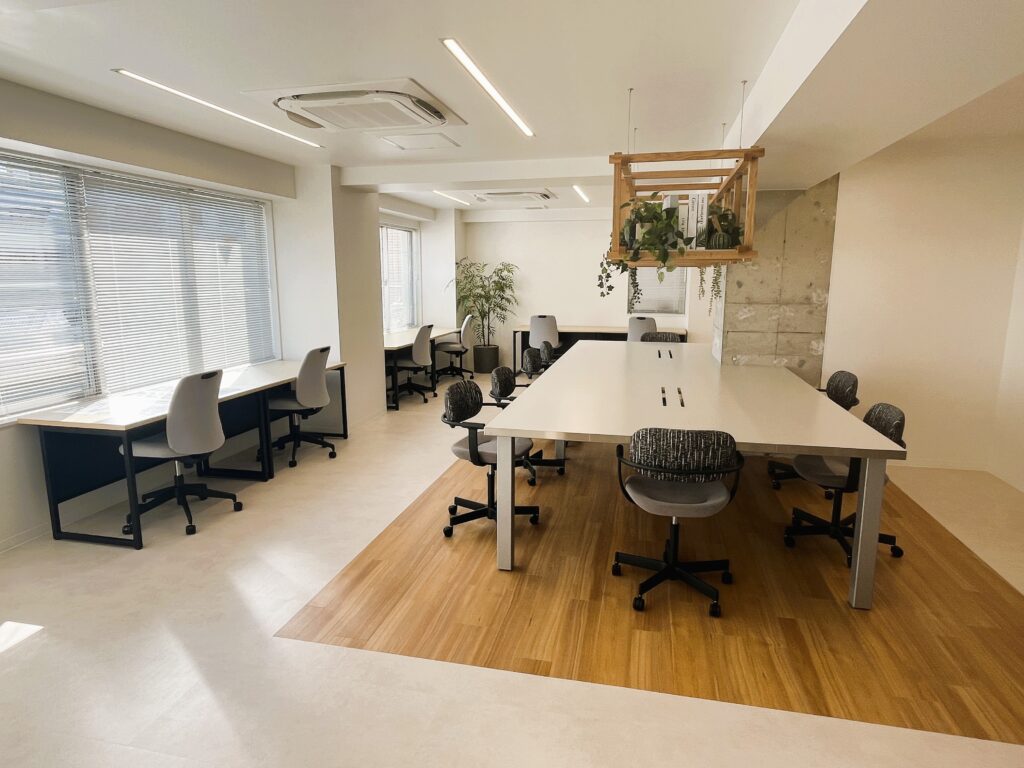 礼金なし即入居可！木目調フローリングの会議室付きセットアップの写真1