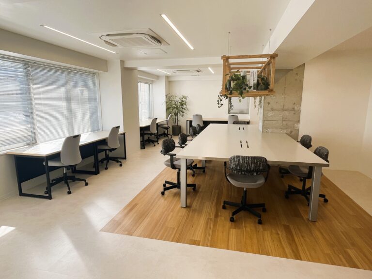 礼金なし即入居可！木目調フローリングの会議室付きセットアップ