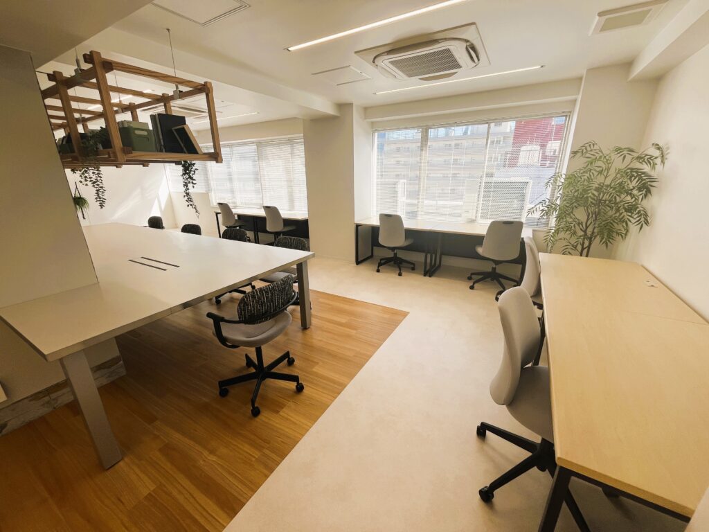 礼金なし即入居可！木目調フローリングの会議室付きセットアップの写真3