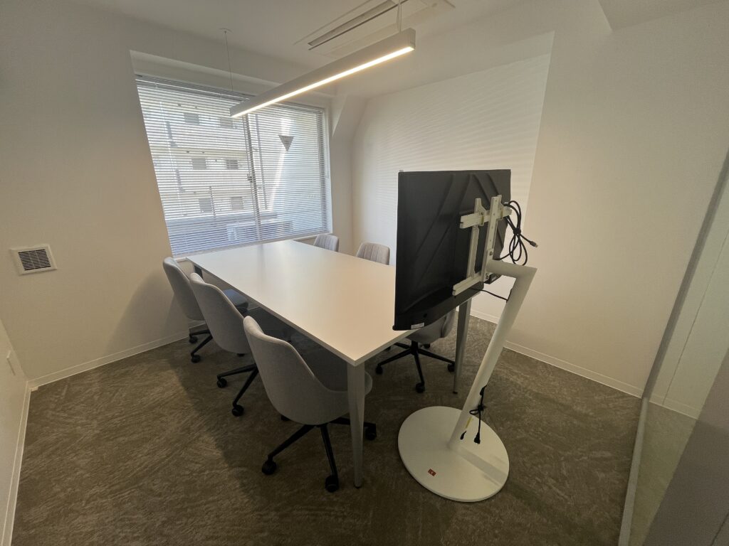 礼金なし即入居可！木目調フローリングの会議室付きセットアップの写真4