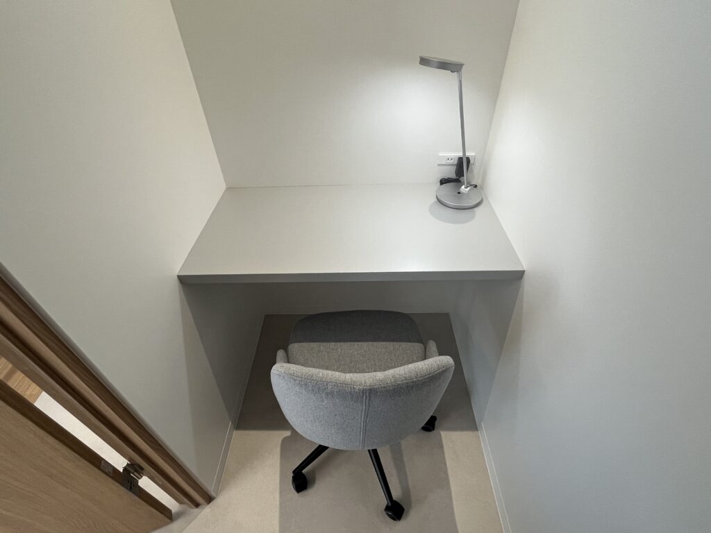 礼金なし即入居可！木目調フローリングの会議室付きセットアップの写真5