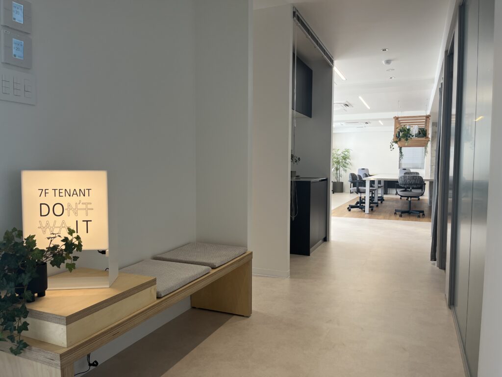 礼金なし即入居可！木目調フローリングの会議室付きセットアップの写真7