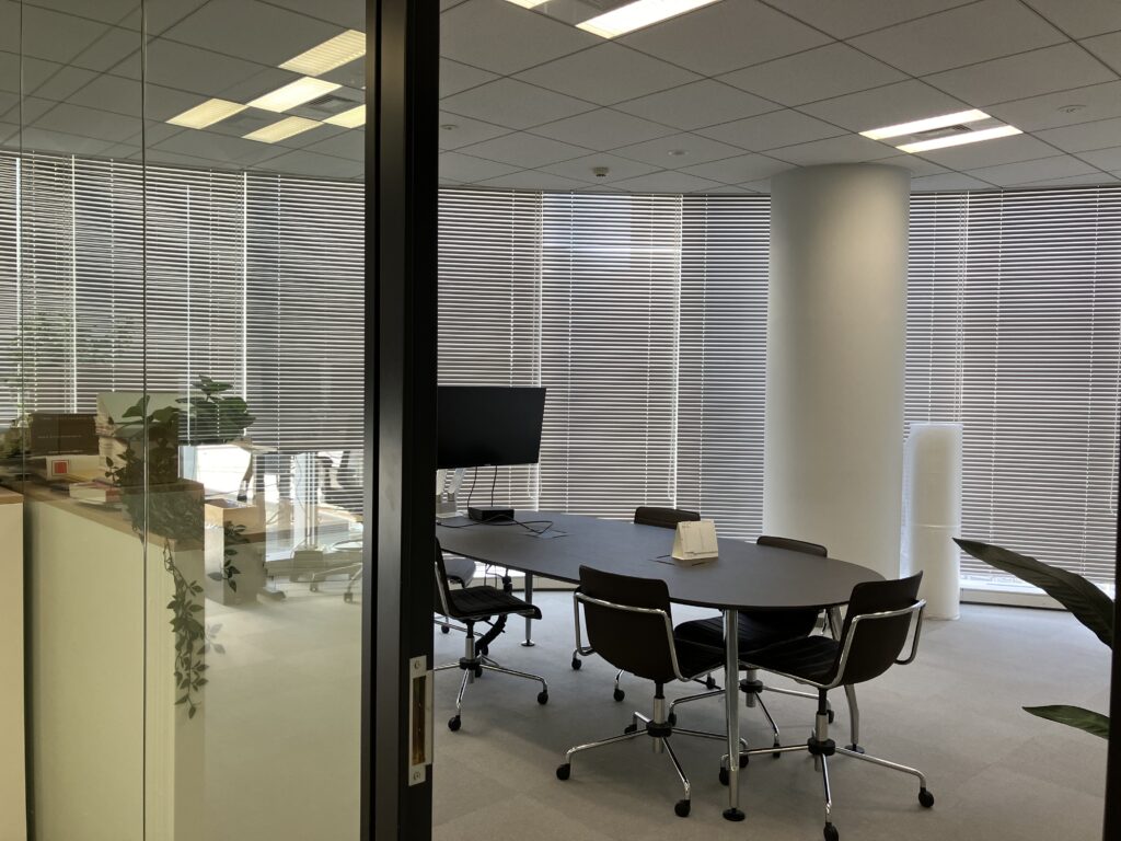 【居抜き 江東区亀戸駅】モニター付会議室完備のデザインオフィスの写真1