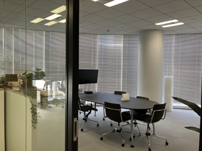 【居抜き 江東区亀戸駅】モニター付会議室完備のデザインオフィス