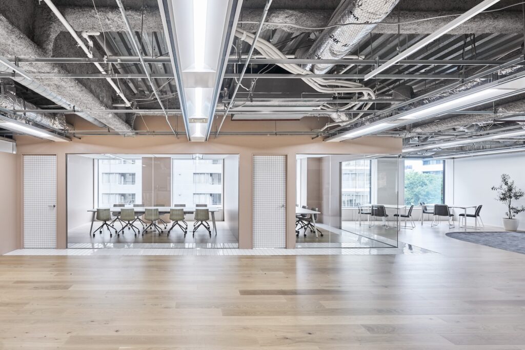 【居抜き 広尾駅徒歩8分】モダンデザイン・会議室完備オフィスの写真1