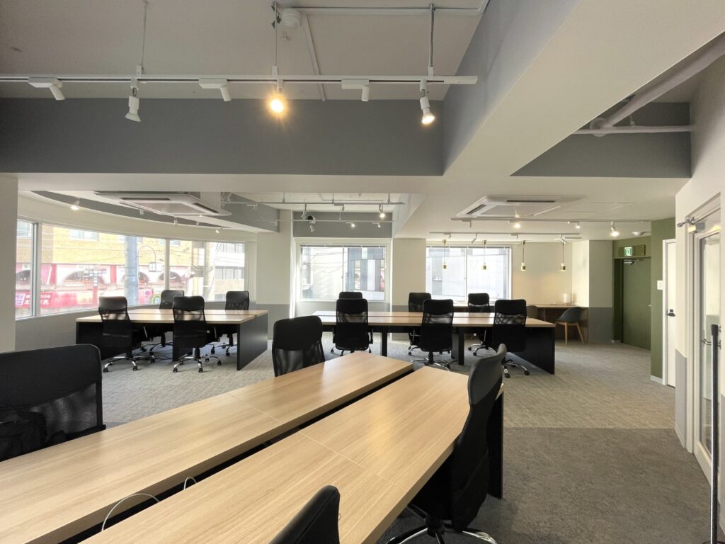【セットアップ 東日本橋駅徒歩1分】什器付で即入居可能なリノベオフィスの写真3