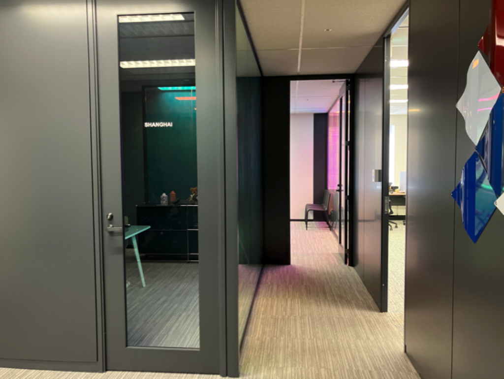 【居抜き 天王洲アイル駅直結】会議室・フォンブース完備のデザインオフィスの写真9