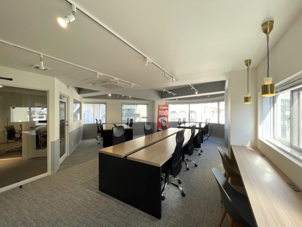 【セットアップ 東日本橋駅徒歩1分】上層階・採光良好な什器付オフィスの写真1