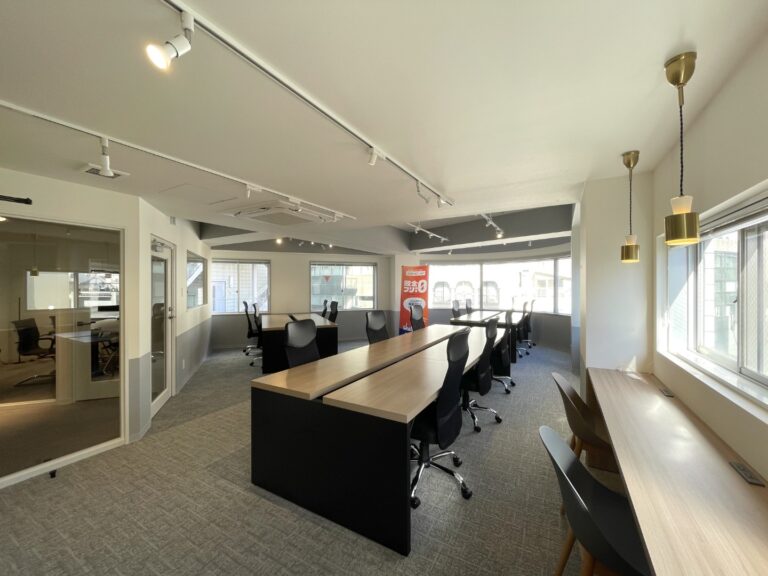 【セットアップ 東日本橋駅徒歩1分】上層階・採光良好な什器付オフィス