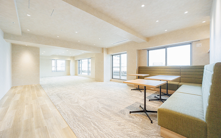 【セットアップ 茅場町駅6分】家具・会議室完備！木目の温もりを感じる開放的な上層階オフィス