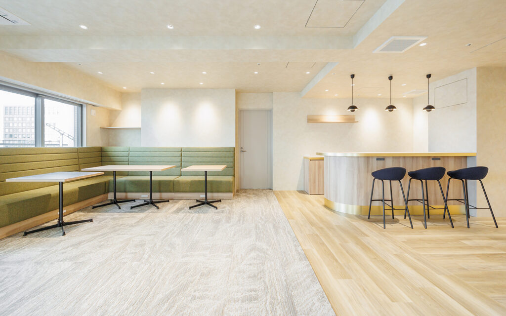 【セットアップ 茅場町駅6分】家具・会議室完備！木目の温もりを感じる開放的な上層階オフィスの写真5