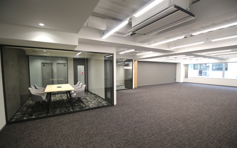 【セットアップ 新富町駅徒歩3分】会議室・フォンブース完備の洗練されたオフィス