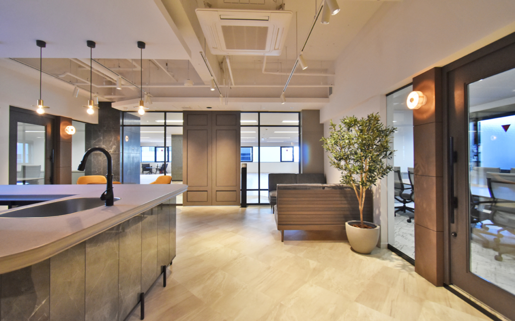 【セットアップ 三田駅徒歩5分】会議室・ラウンジ・フォンブース完備の環境配慮型オフィスの写真1