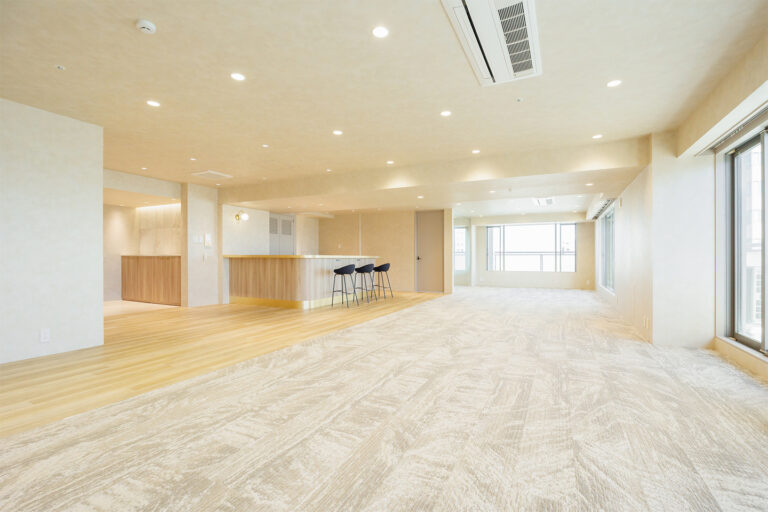 【セットアップ 茅場町駅6分】最上階リノベーション済みのキッチン付き開放的オフィス