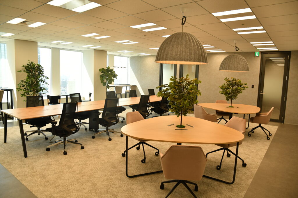 【セットアップ 新宿駅7分】新宿を代表するランドマークの眺望とモダン内装を備えた家具付きオフィスの写真1