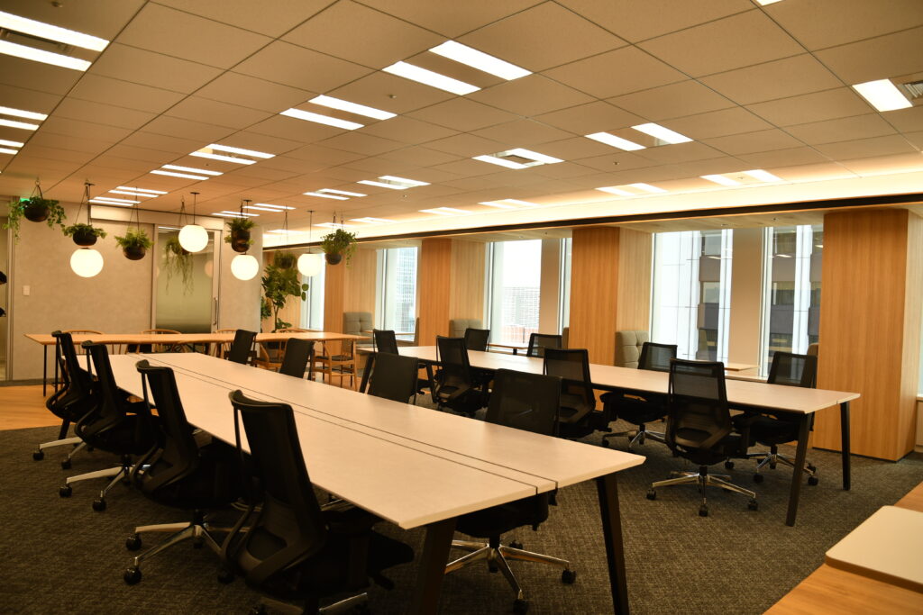 【セットアップ 新宿駅7分】新宿を代表するランドマークの眺望とモダン内装を備えた家具付きオフィスの写真3