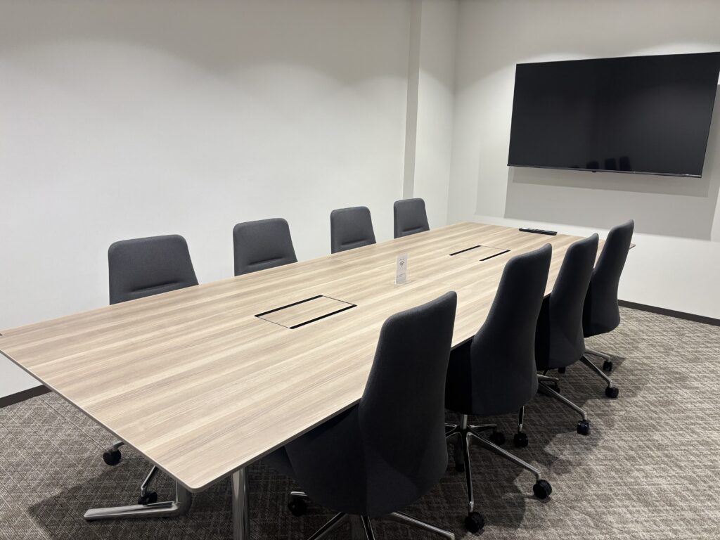 【セットアップ 新宿駅7分】新宿を代表するランドマークの眺望とモダン内装を備えた家具付きオフィスの写真4