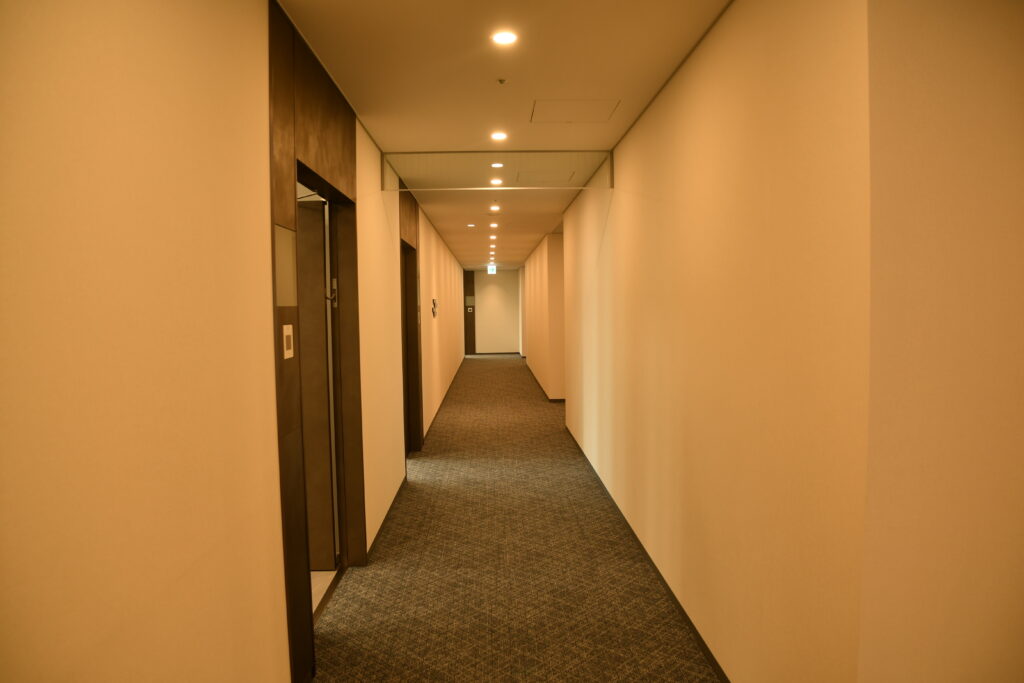 【セットアップ 新宿駅7分】新宿を代表するランドマークの眺望とモダン内装を備えた家具付きオフィスの写真6