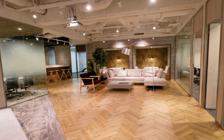 【セットアップ 神田駅徒歩5分】駅近の利便性と上質な内装デザインが融合した会議室付きオフィス