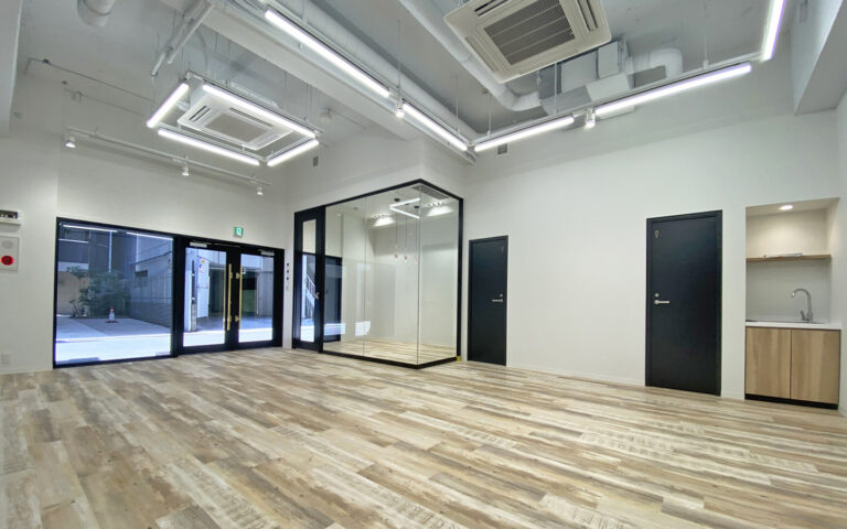 【セットアップ 岩本町駅3分】駅近の利便性とデザイン内装が融合！会議室・専用設備充実のオフィス