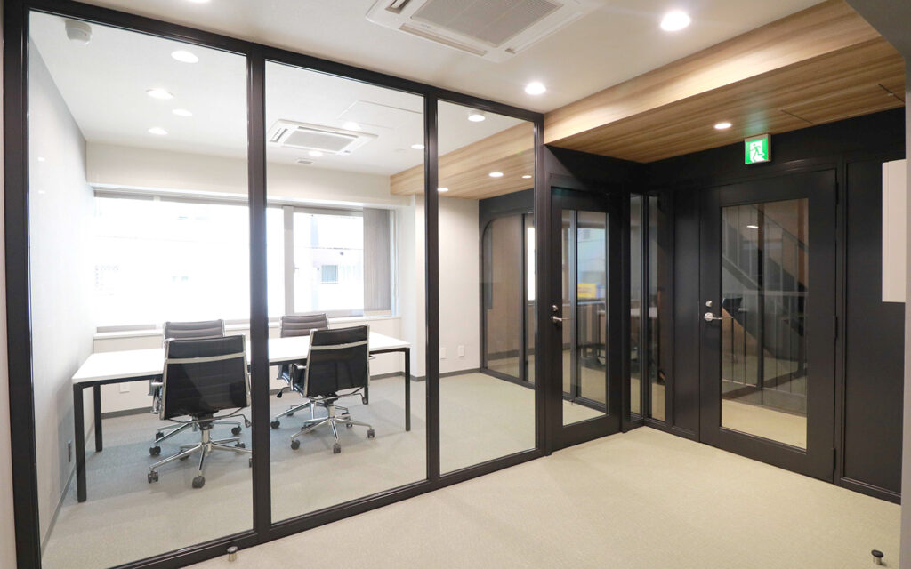 【セットアップ 神田駅徒歩3分】什器付き内装と24時間安心のセキュリティ環境の写真1