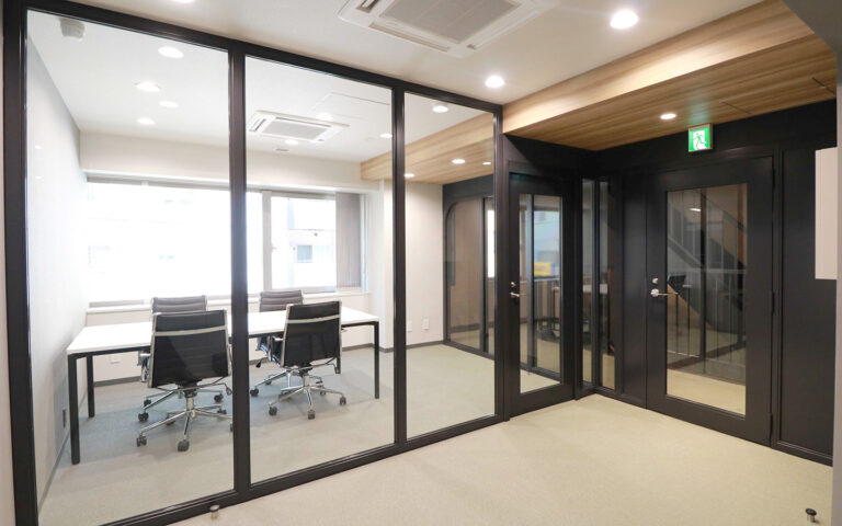 【セットアップ 神田駅徒歩3分】什器付き内装と24時間安心のセキュリティ環境