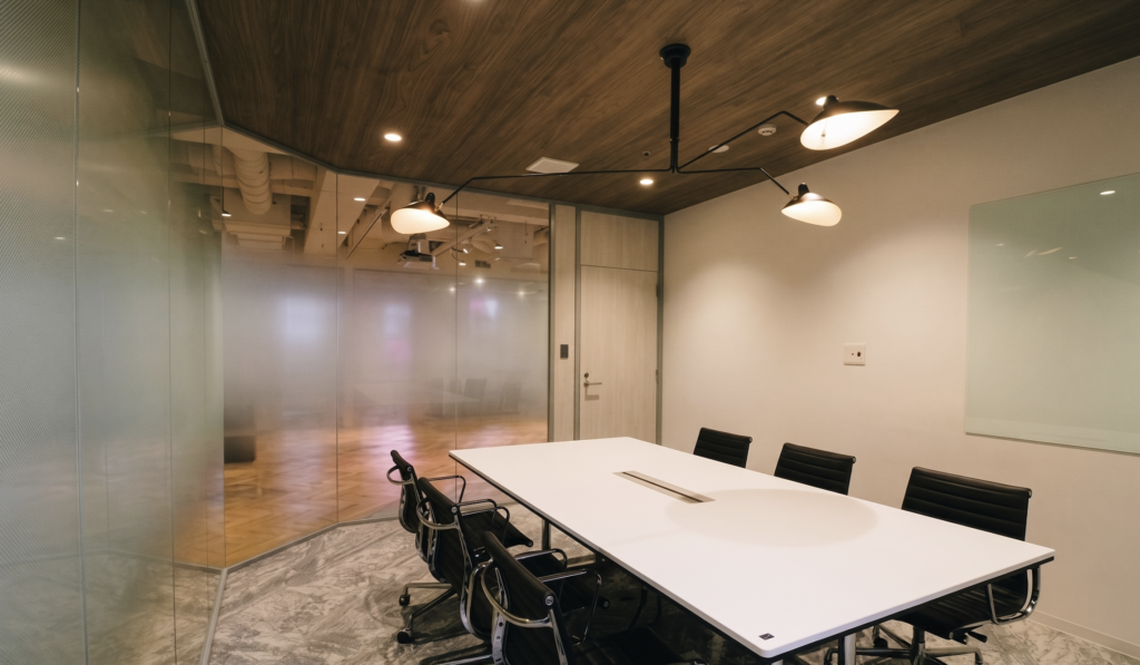 【セットアップ 神田駅徒歩5分】駅近の利便性と上質な内装デザインが融合した会議室付きオフィスの写真3