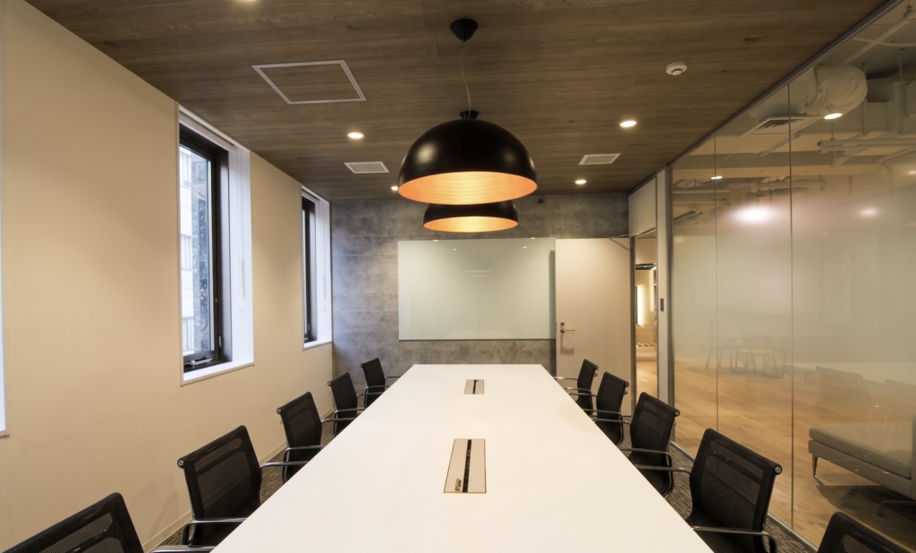 【セットアップ 神田駅徒歩5分】駅近の利便性と上質な内装デザインが融合した会議室付きオフィスの写真4