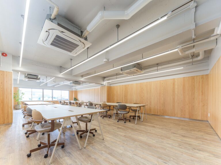 【セットアップ 四谷三丁目駅徒歩2分】会議室2室・什器付きデザインオフィス